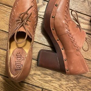 Womens tie block heel shoe